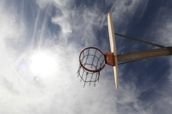 Comment intégrer des exercices de saut en hauteur dans une routine d'entraînement de basket?