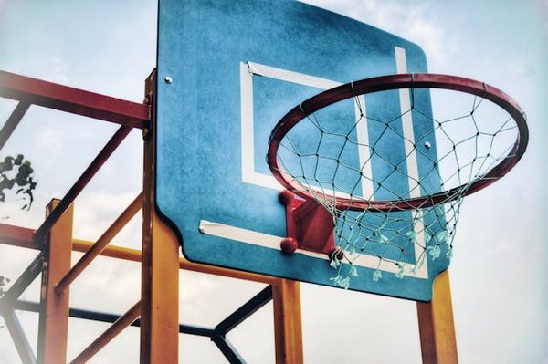 Comment organiser un programme de renforcement musculaire pour les jeunes joueurs de basket afin de prévenir les blessures?