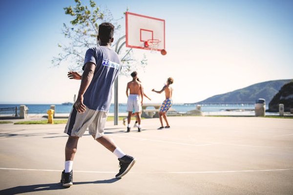 Quels sont les exercices recommandés pour améliorer la coordination des pieds et des mains chez les basketteurs?