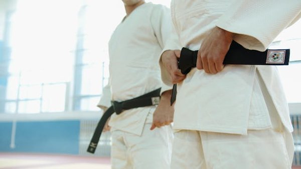 Quels sont les avantages psychologiques de la pratique régulière du Karate pour les enfants?