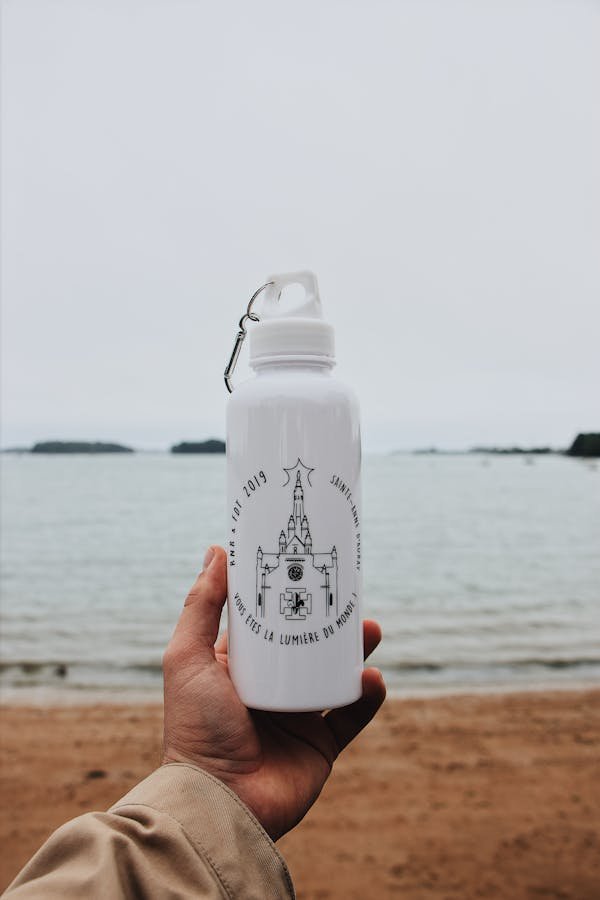 Gourde plate : l'élégance pratique pour tous vos déplacements